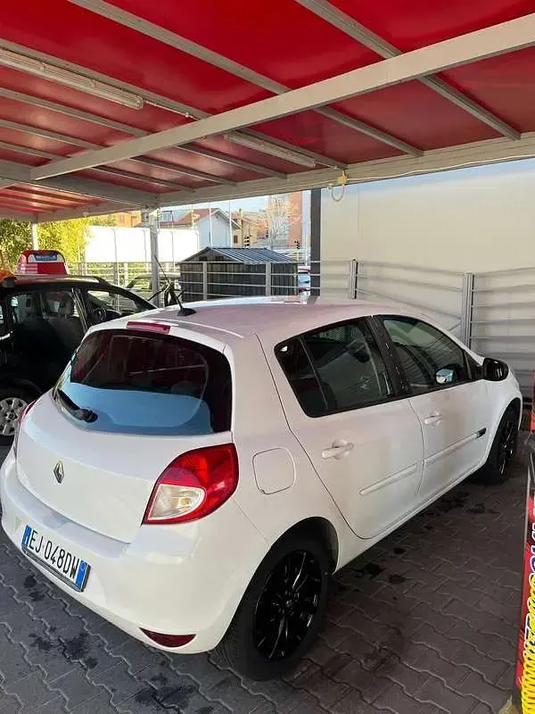 Usata Renault Clio III 75 CV (55 kW) 2011 Bianco Berlina