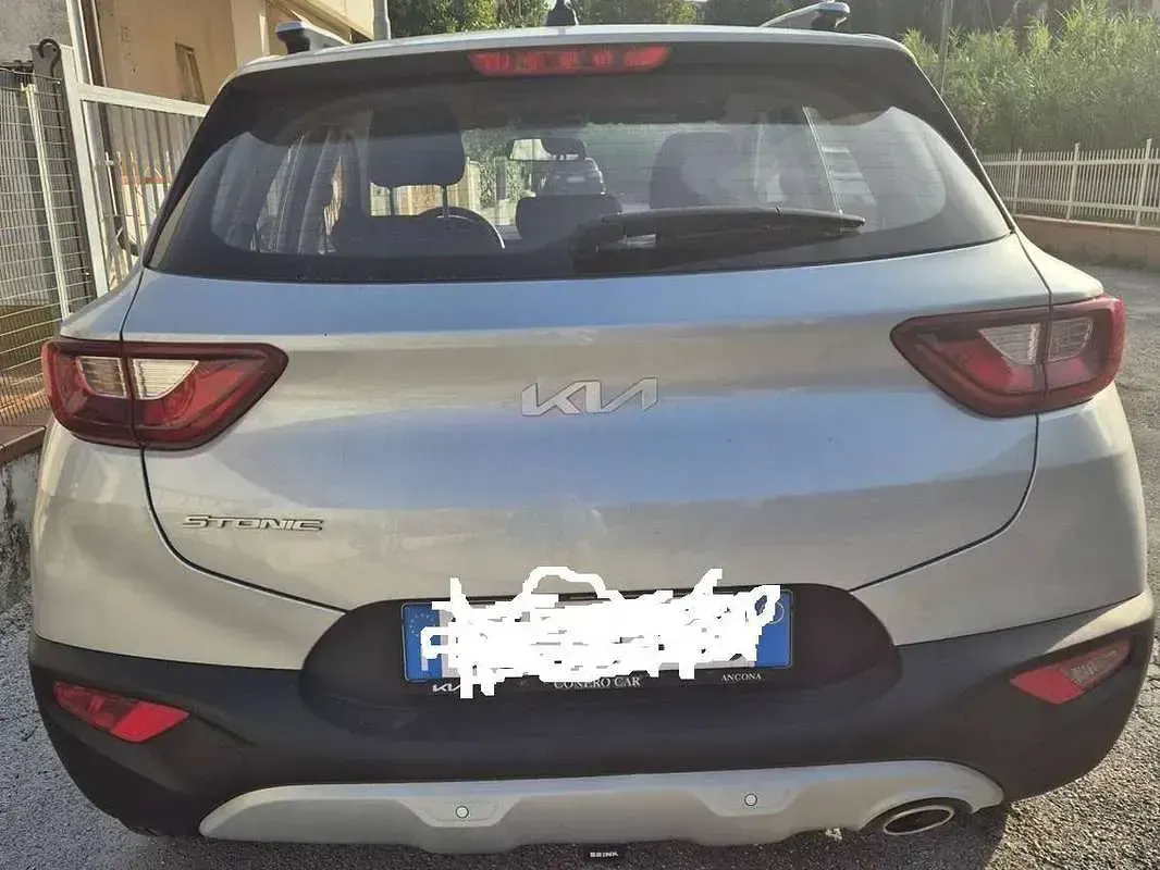 Usata Kia Stonic Style 82 CV (60 kW) 2022 Argento SUV