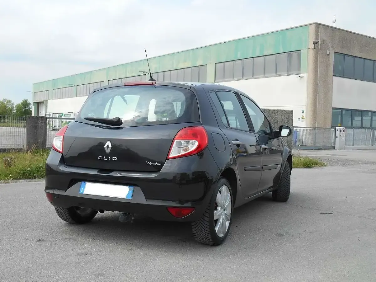 Usado Renault Clio II Dynamique 86 CV (63 kW) 2009 Negro Berlina