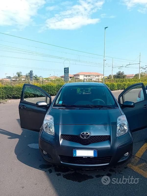 Usata Toyota Yaris 69 CV (50 kW) 2009 Grigio Utilitaria