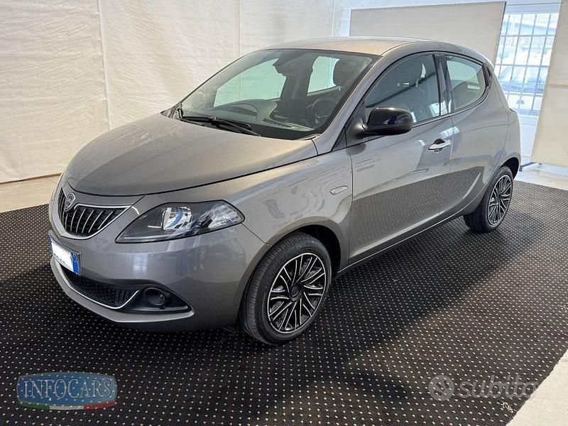Usata Lancia Ypsilon Silver 70 CV (51 kW) 2022 Grigio metallizzato Utilitaria
