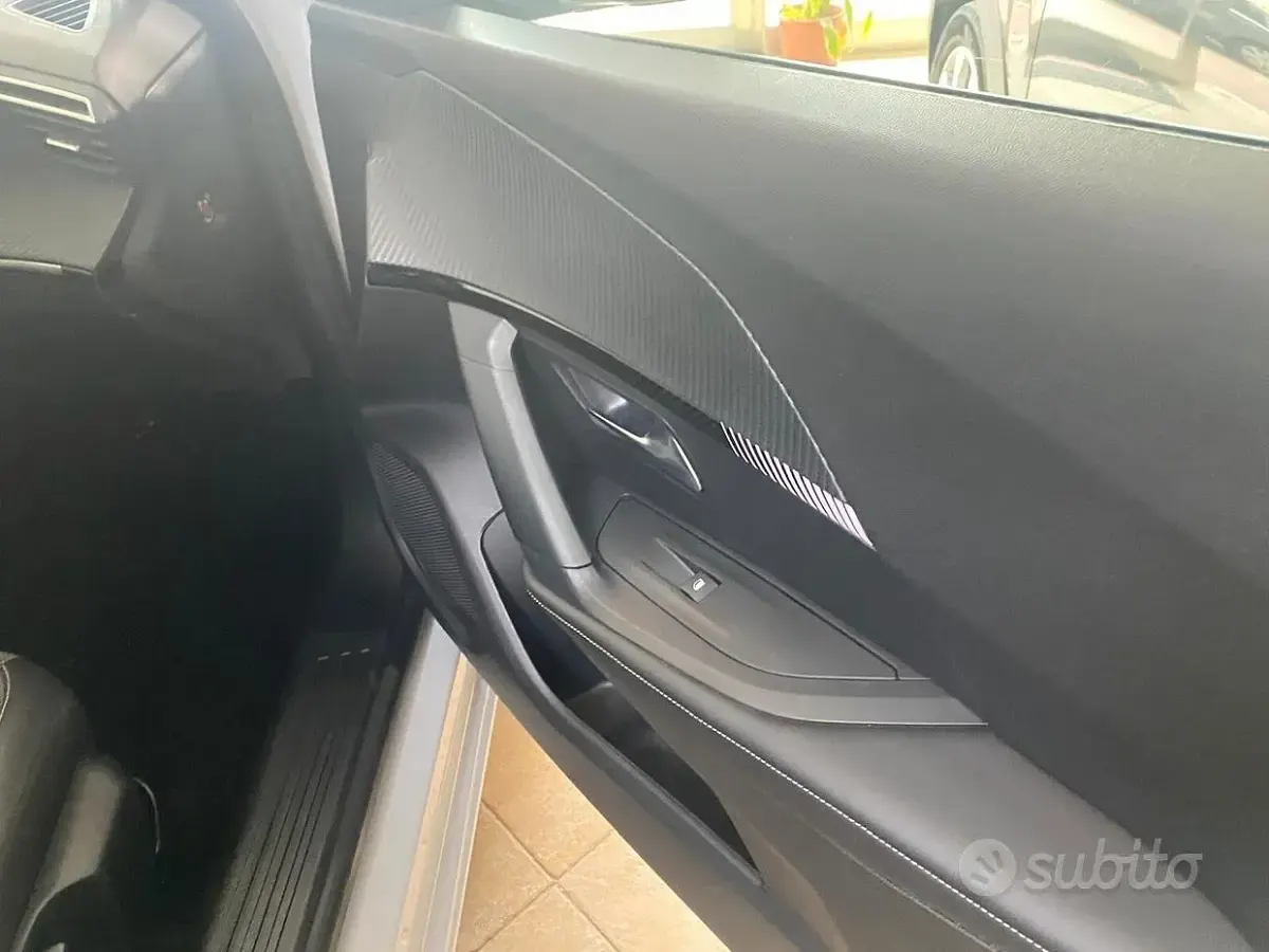 Usata Peugeot 2008 Allure 101 CV (74 kW) 2025 Bianco SUV