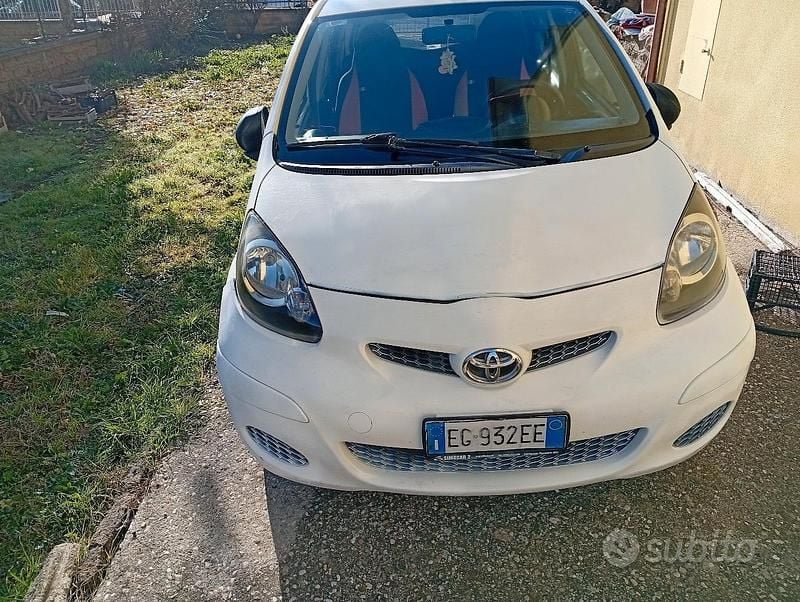 Usata Toyota Aygo 69 CV (50 kW) 2011 Bianco Utilitaria