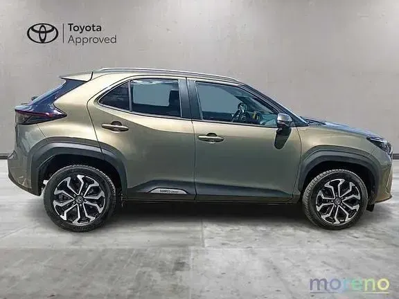 Begagnad Toyota Yaris Hybrid Trend 116 HK (85 kW) 2022 Grå Pickup