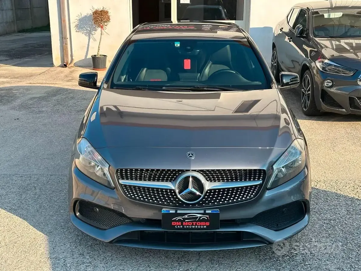Usata Mercedes A180 Premium 109 CV (80 kW) 2017 Grigio selenite Utilitaria