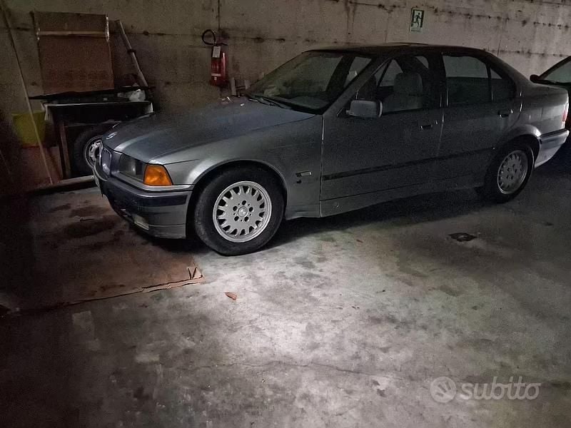 Usata BMW 318 116 CV (85 kW) 1991 Grigio Berlina