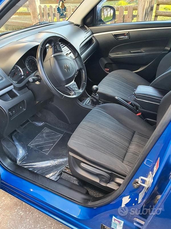 Usata Suzuki Swift 2015 Blu Utilitaria