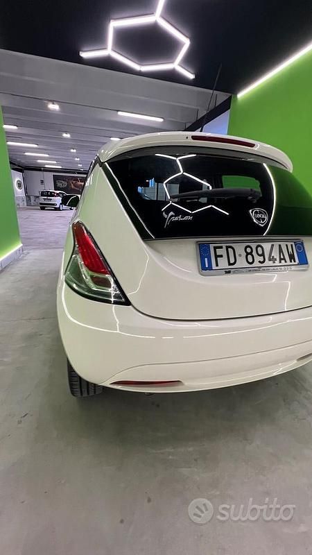 Usata Lancia Ypsilon Platinum 69 CV (50 kW) 2016 Bianco Utilitaria