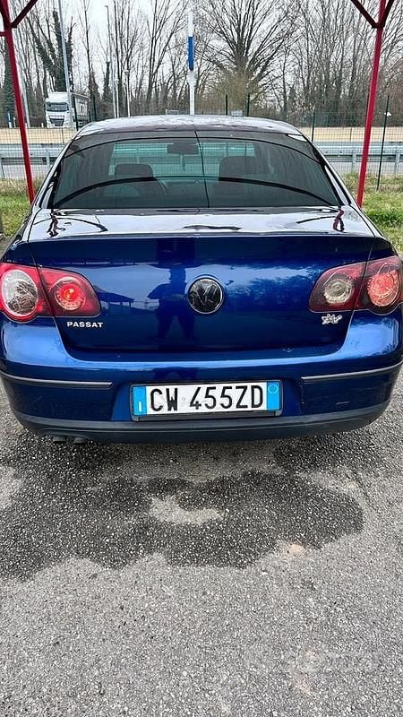 Usata VW Passat 105 CV (77 kW) 2005 Blu Berlina