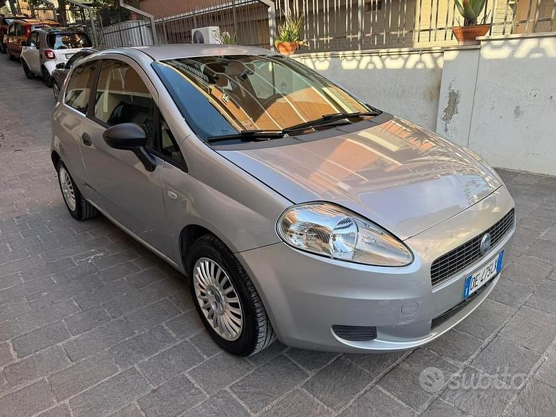 Grigio Usata 2006 Fiat Grande Punto Active Due volumi | 2450 € (Cara) - Immagine 1/4