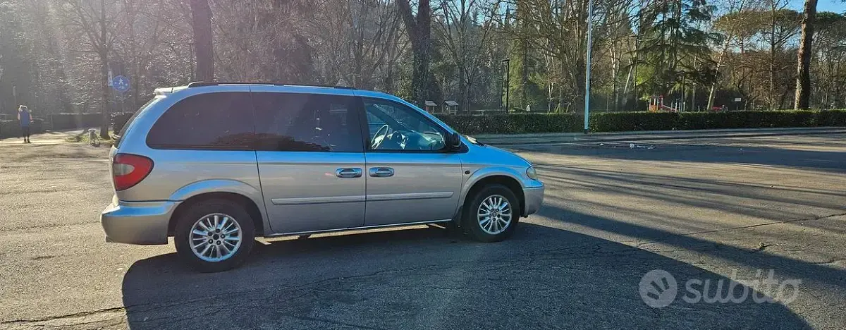 Usata Chrysler Voyager 150 CV (110 kW) 2006 Grigio Monovolume