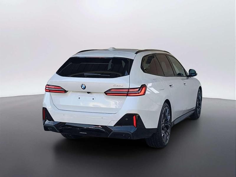 Nuova BMW 520 197 CV (144 kW) 2026 Mineral white metallizzato Station wagon