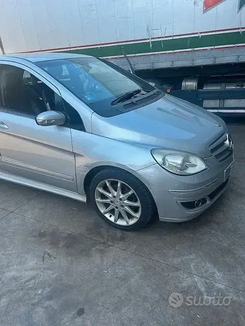 Usata Mercedes B200 140 CV (102 kW) 2007 Grigio Monovolume