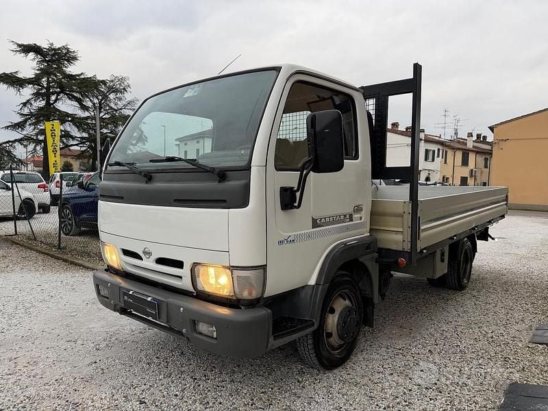 Usata Nissan Cabstar SE 119 CV (87 kW) 2003 Bianco Pick-up