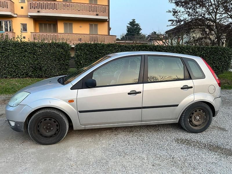 Usata Ford Fiesta 68 CV (50 kW) 2002 Grigio Utilitaria