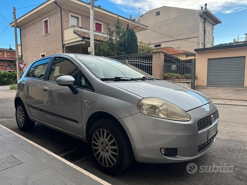 Grigio Usata 2009 Fiat Grande Punto Due volumi | 3200 € (Cara) - Immagine 1/4