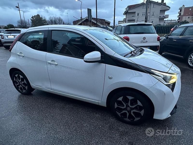 Usata Toyota Aygo Connect Style 72 CV (52 kW) 2020 Bianco Utilitaria