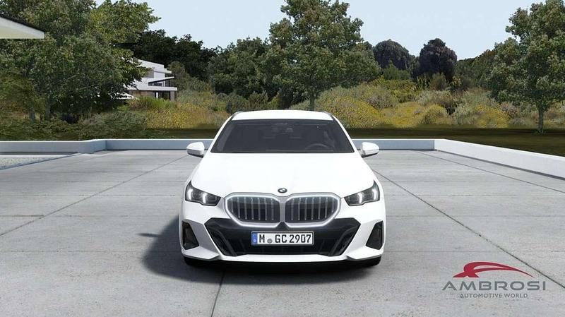 Nuova BMW 520 M Sport 197 CV (144 kW) 2026 Alpin white pastello Station wagon