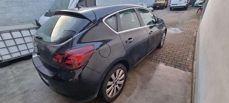 Usata Opel Astra 110 CV (80 kW) 2011 Berlina