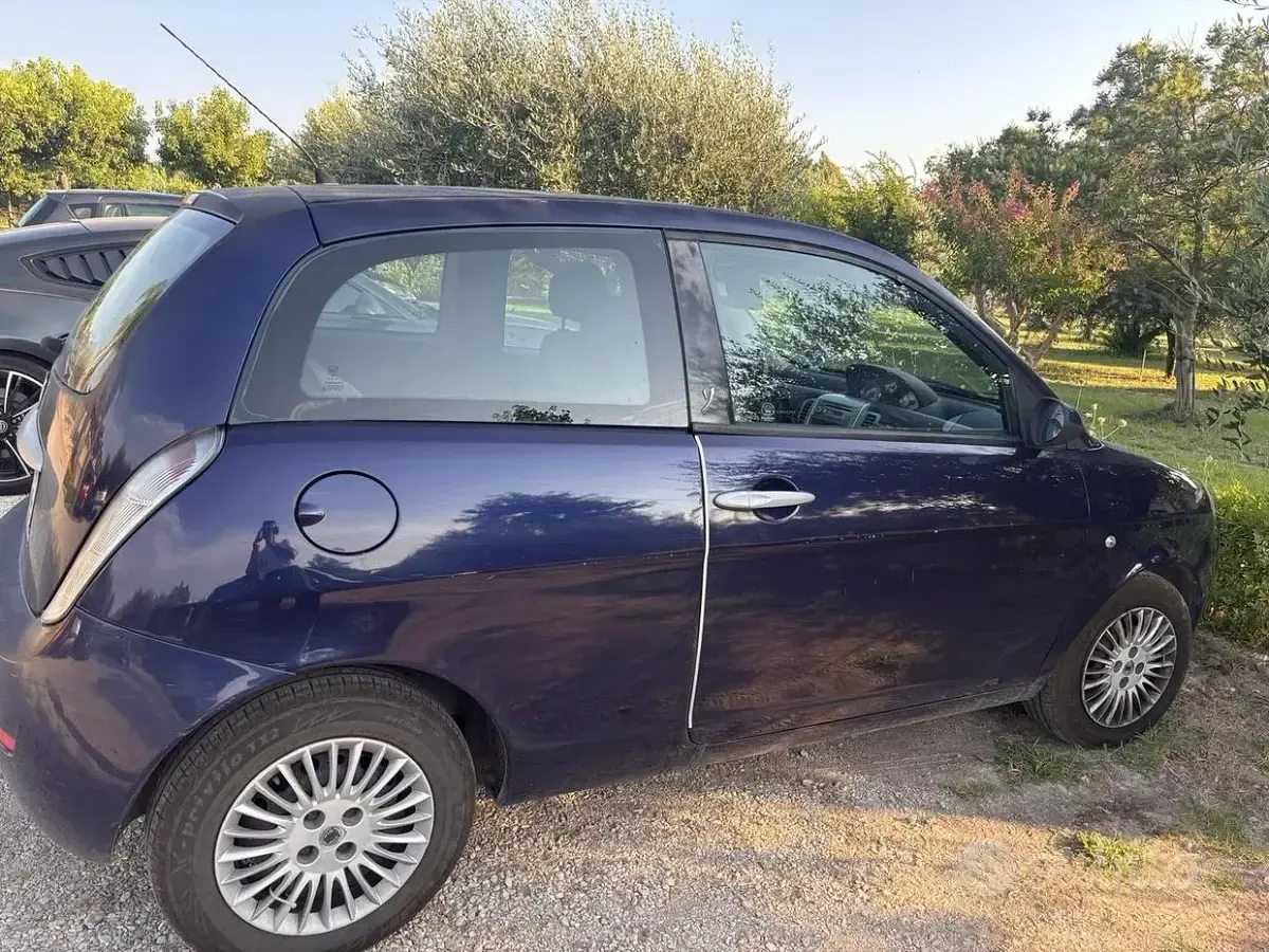Usata Lancia Ypsilon 60 CV (44 kW) 2008 Bluazzurro Utilitaria