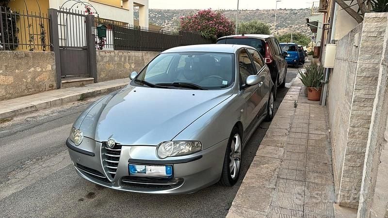 Grigio Usata 2001 Alfa Romeo 147 Distinctive Utilitaria | 1200 € (Ottimo prezzo) - Immagine 1/4