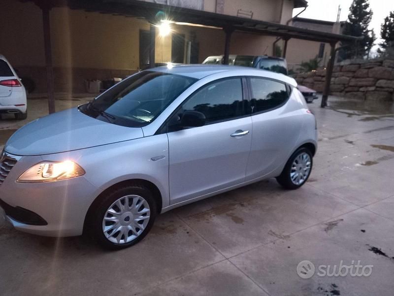 Usata Lancia Ypsilon 69 CV (50 kW) 2014 Grigio Utilitaria