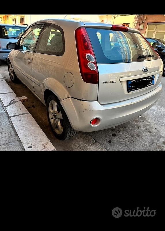 Usata Ford Fiesta 68 CV (50 kW) 2007 Grigio Utilitaria