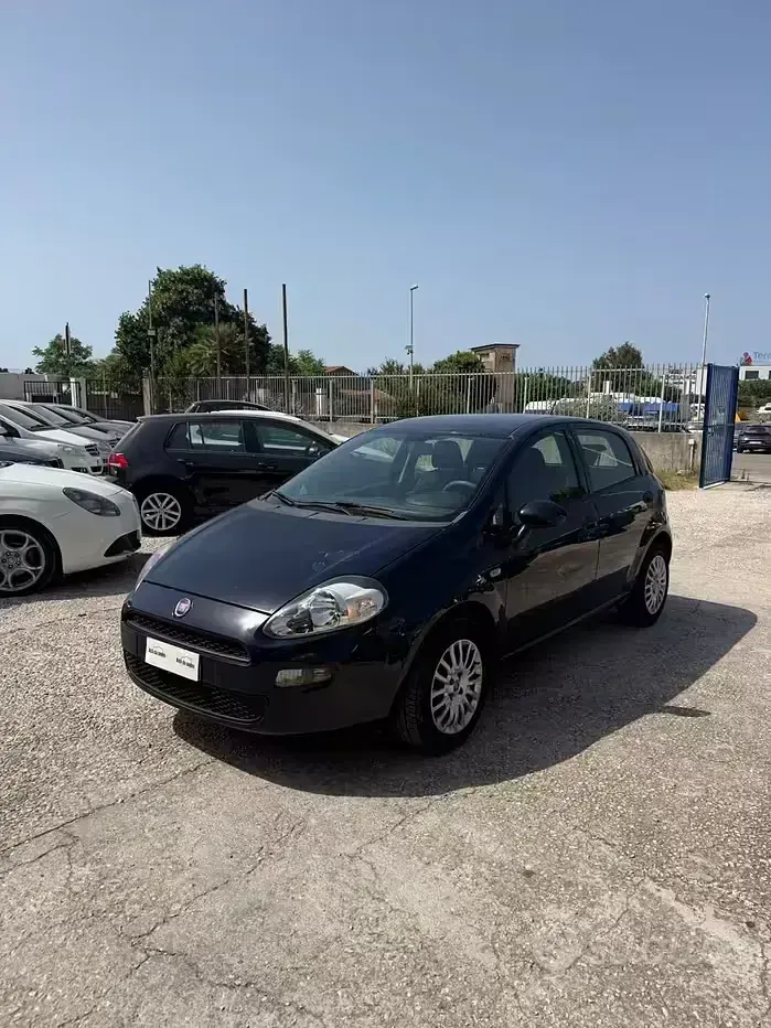 Usata Fiat Punto Lounge 69 CV (50 kW) 2015 Blu Utilitaria