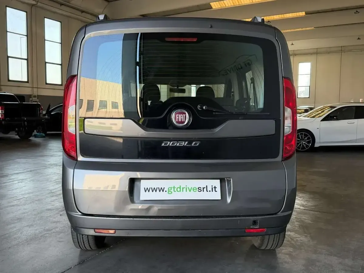 Usata Fiat Doblò Easy 120 CV (88 kW) 2017 Grigio scuro metallizzato Monovolume