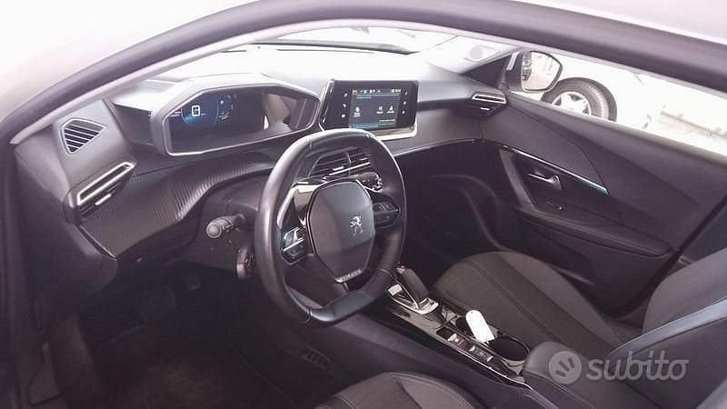 Begagnad Peugeot e-2008 Allure 100 kW (136 HK) 2021 Vit SUV
