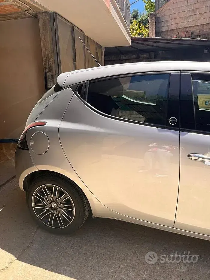 Usata Lancia Ypsilon 69 CV (50 kW) 2018 Grigio Utilitaria