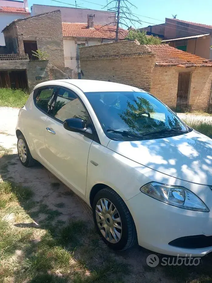 Usata Lancia Ypsilon 69 CV (50 kW) 2012 Bianco Utilitaria