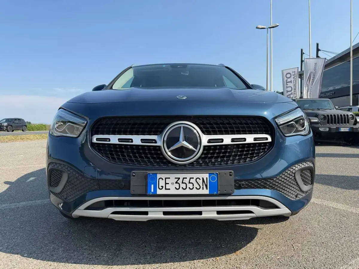Usata Mercedes GLA180 Business 116 CV (85 kW) 2021 Blu/azzurro SUV