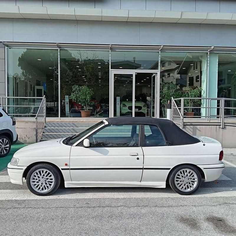 Usata Ford Escort Cabriolet 88 CV (64 kW) 1993 Bianco Cabrio