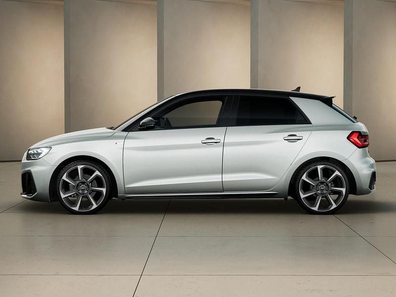 Nuova Audi A1 Sportback Design 150 CV (110 kW) 2025 Argento cavo metallizzato nero mito meta Utilitaria