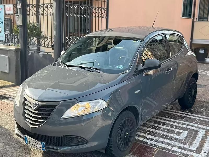 Usata Lancia Ypsilon Gold 85 CV (62 kW) 2014 Grigio Utilitaria