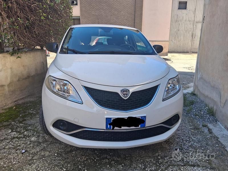 Usata Lancia Ypsilon 60 CV (44 kW) 2016 Bianco Utilitaria