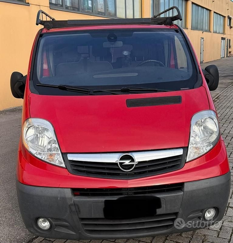 Usata Opel Vivaro 120 CV (88 kW) 2010 Rosso Monovolume