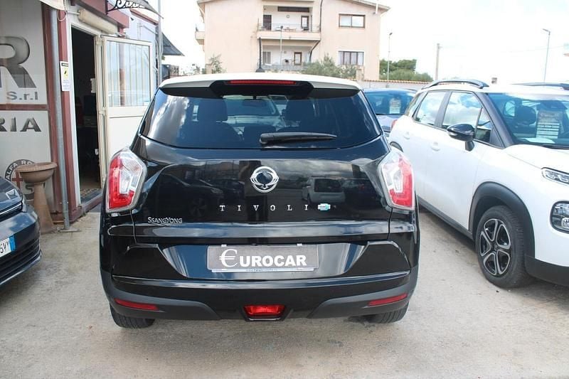 Usata Ssangyong (KGM) Tivoli 115 CV (84 kW) 2015 Nero SUV