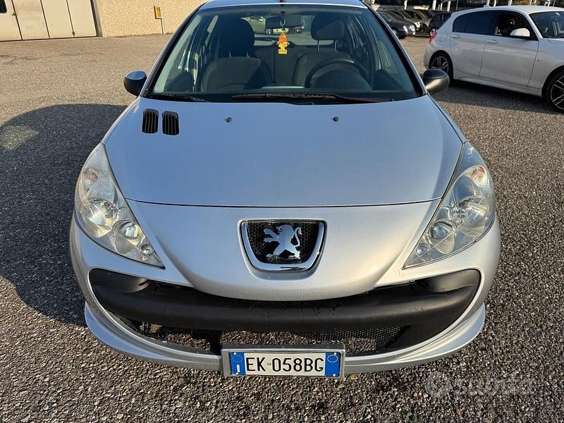 Grigio Usata 2011 Peugeot 206 Tre volumi | 3700 € (Buon prezzo) - Immagine 1/4