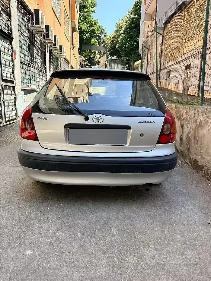 Usata Toyota Corolla 97 CV (71 kW) 2001 Grigio Berlina