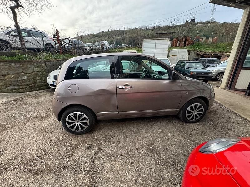 Usado Lancia Ypsilon 69 HP (50 kW) 2011 Castanho Citadino