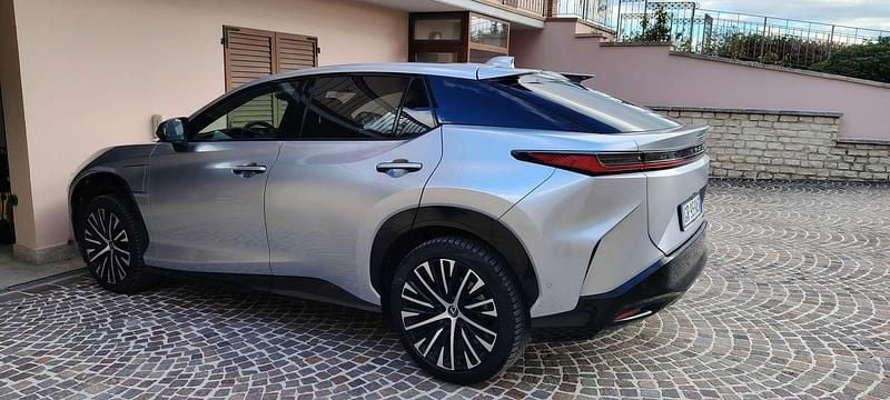 Usata Lexus RZ 450e Luxury Line 131 kW (179 CV) 2023 Argento SUV