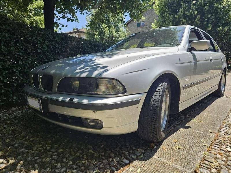 Begagnad BMW 528 193 HK (141 kW) 2000 Silver Sedan
