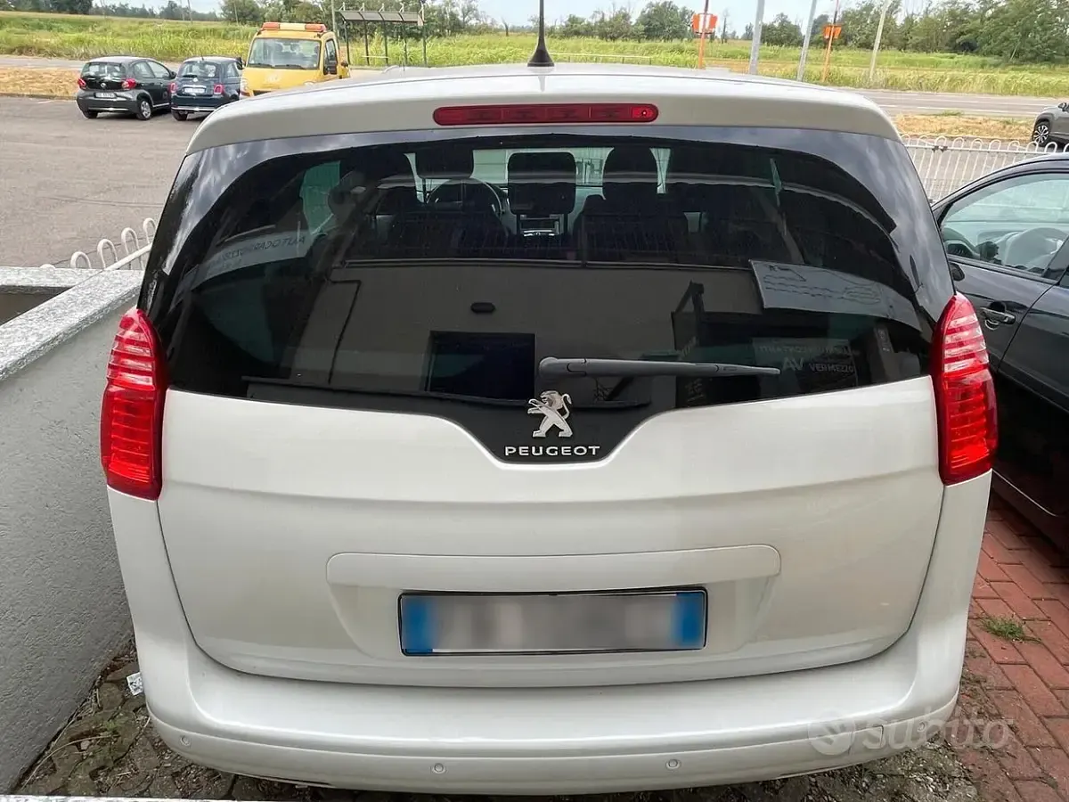 Usata Peugeot 5008 Business-Line 120 CV (88 kW) 2015 Bianco Monovolume