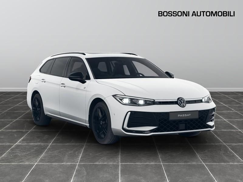Nuova VW Passat R-line Plus 150 CV (110 kW) 2025 Bianco Station wagon