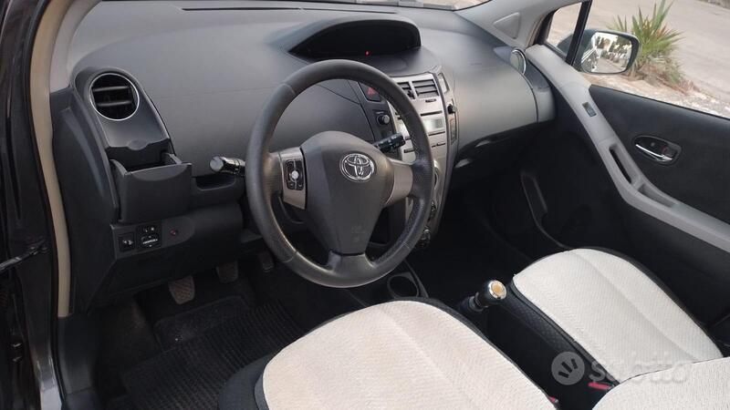 Second-hand Toyota Yaris 90 CP (66 kW) 2011 Gri Hatchback
