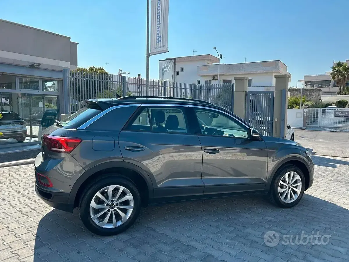 Usata VW T-Roc Life 110 CV (80 kW) 2023 Grigio SUV