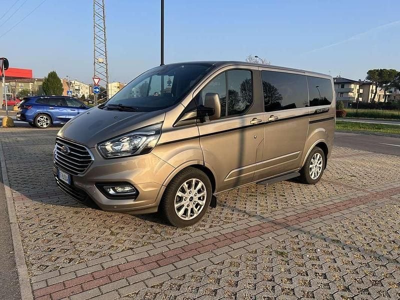 Usata Ford Tourneo Custom Titanium 133 CV (97 kW) 2018 Beige Furgone
