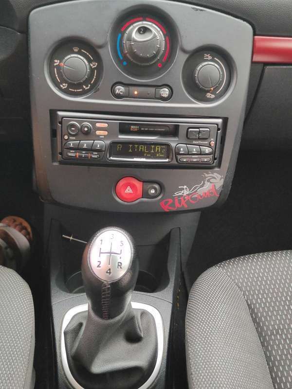 Nero Usata 2007 Renault Clio III Rip Curl Tre volumi | 3800 € (Buon prezzo) - Immagine 1/4